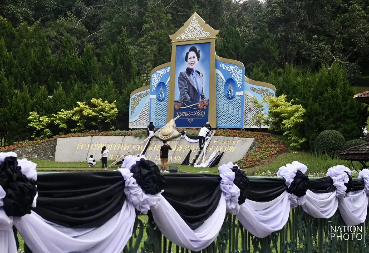 สวนพฤกษศาสตร์สมเด็จพระนางเจ้าสิริกิติ์ ประดับผ้าขาว-ดำ แสดงความอาลัย พระพันปีหลวง