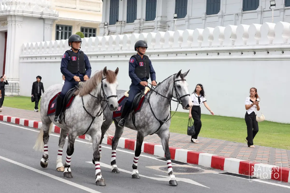 พสกนิกรหลั่งไหล สักการะพระฉายาลักษณ์ สมเด็จพระพันปีหลวง วันที่ 2