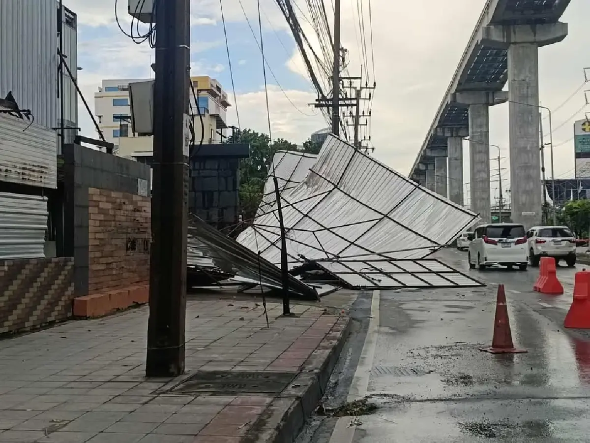 กรุงเทพฝนตกหนัก ลมแรง มีน้ำท่วม ต้นไม้ล้มหลายจุด ขวางถนน 3 สายหลัก