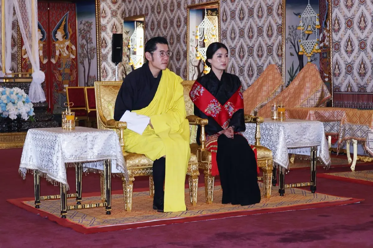 สมเด็จพระราชาธิบดี-สมเด็จพระราชินี ภูฏาน ทรงวางพวงมาลาถวายราชสักการะพระบรมศพ พระบรมราชชนนีพันปีหลวง