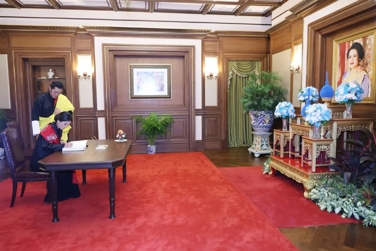 สมเด็จพระราชาธิบดี-สมเด็จพระราชินี ภูฏาน ทรงวางพวงมาลาถวายราชสักการะพระบรมศพ พระบรมราชชนนีพันปีหลวง