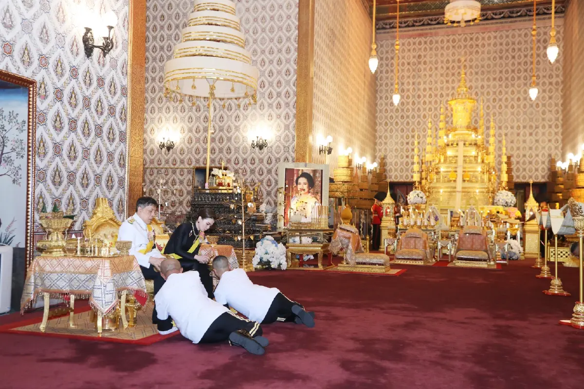 'ในหลวง-พระราชินี' เสด็จฯ เชิญพระบรมศพ 'สมเด็จพระพันปีหลวง'