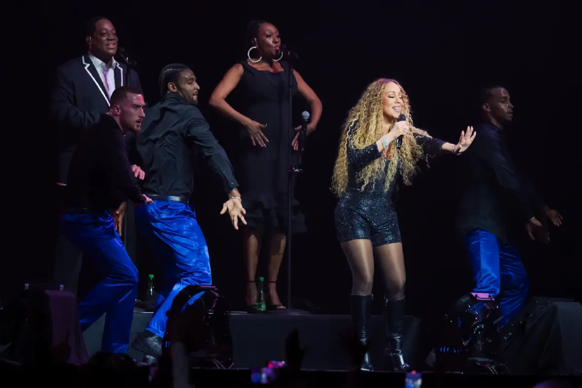 เจ้าฟ้าสิริวัณณวรีทรงออกแบบชุด มารายห์ แครี่ ขึ้นแสดงคอนเสิร์ต