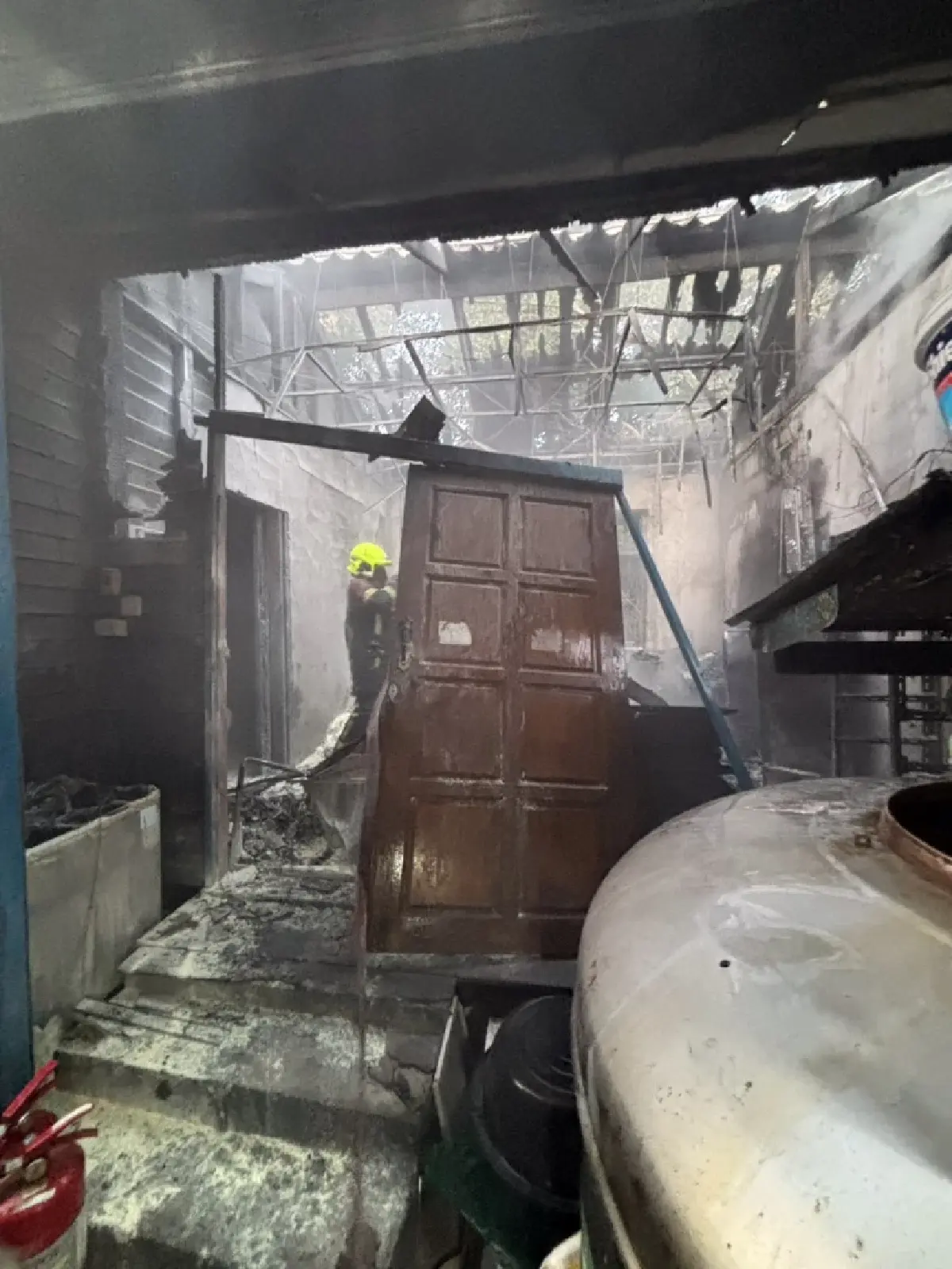 ไฟไหม้บ้านเรือนประชาชน โหมบ้านไม้เก่าวอดวาย ซอยเสรีไทย 20 กทม.