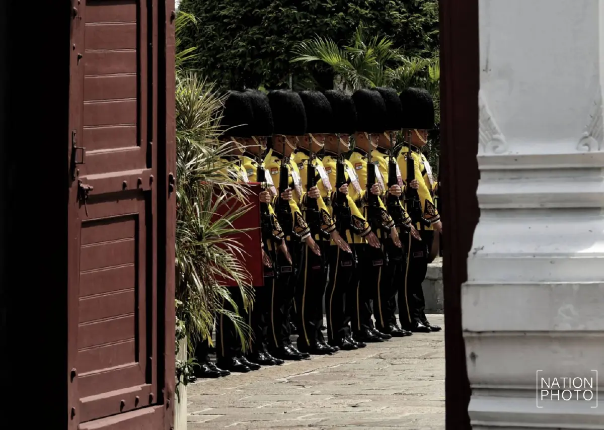 น้ำตาอาลัย! พสกนิกรเฝ้าฯ ขบวนพระบรมศพ สมเด็จพระพันปีหลวง สู่พระบรมมหาราชวัง