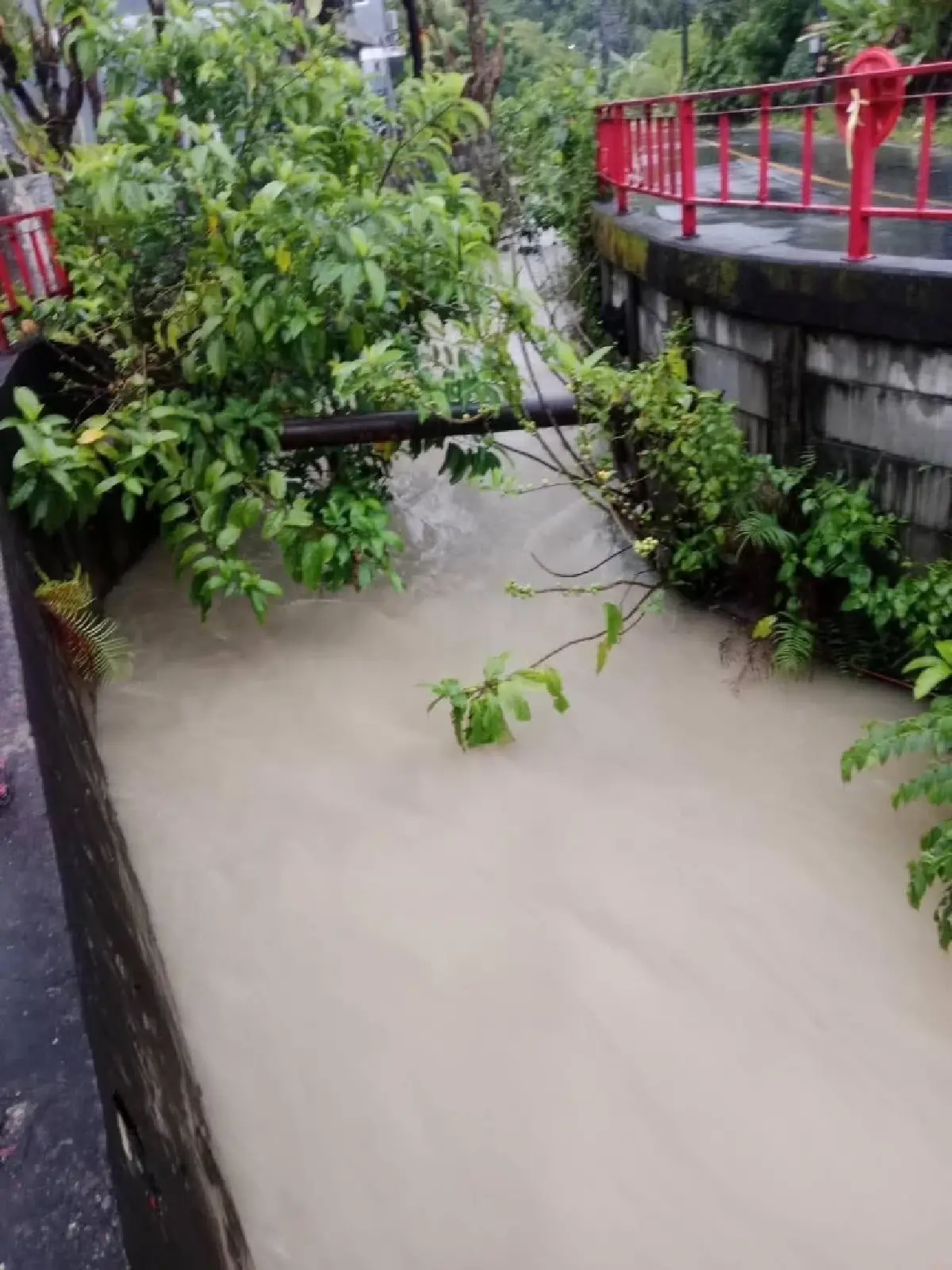 ด่วน! ต.กมลา ภูเก็ต วิกฤติน้ำท่วมหลายจุด ฝนถล่มไม่หยุด น้ำรอระบาย