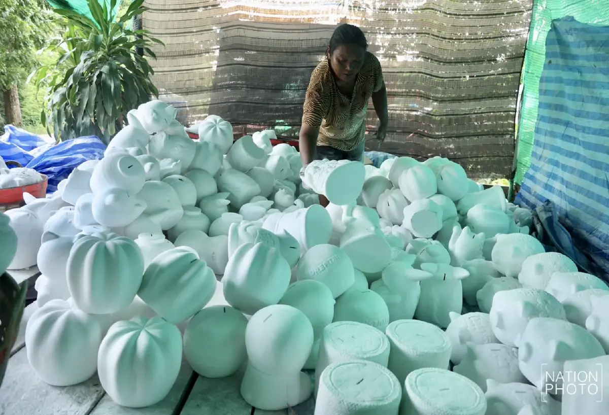 กระทบหนัก น้ำท่วม บ้านจิกสามร้อย จ.พิจิตร แหล่งผลิตกระปุกออมสินรายใหญ่