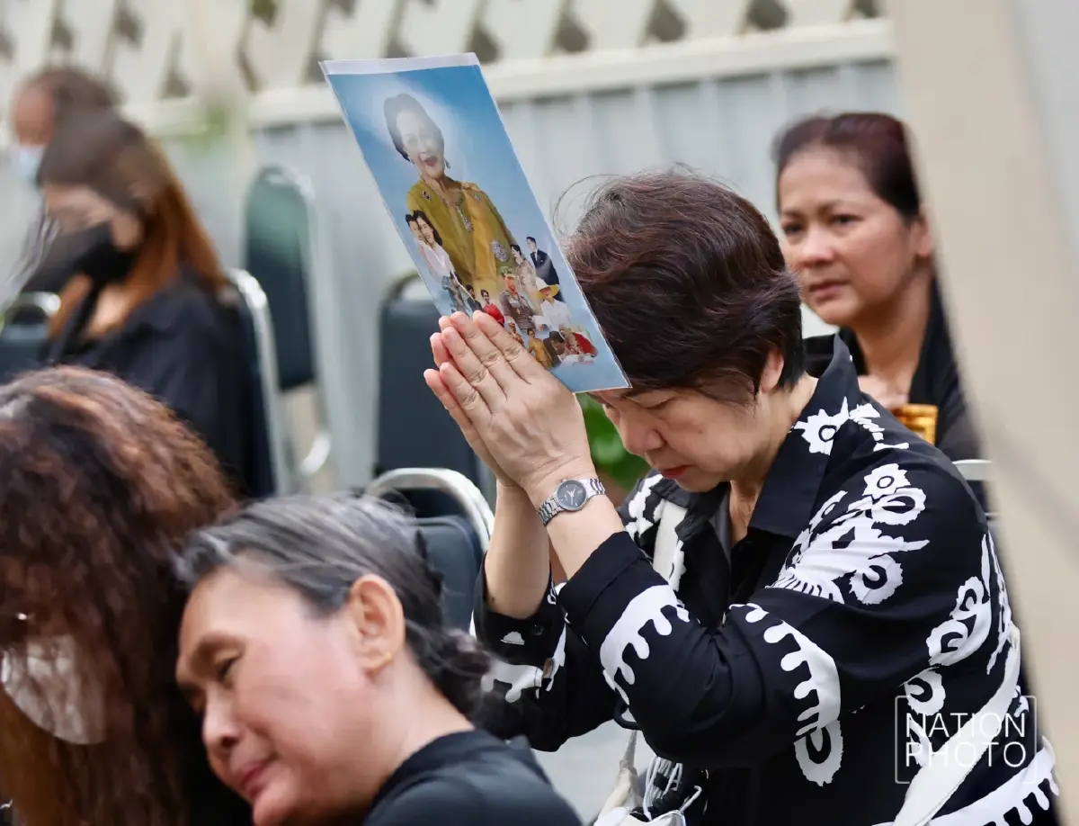 พสกนิกรทั่วสารทิศร่วมแสดงความอาลัย 'สมเด็จพระพันปีหลวง' ที่ รพ.จุฬาลงกรณ์