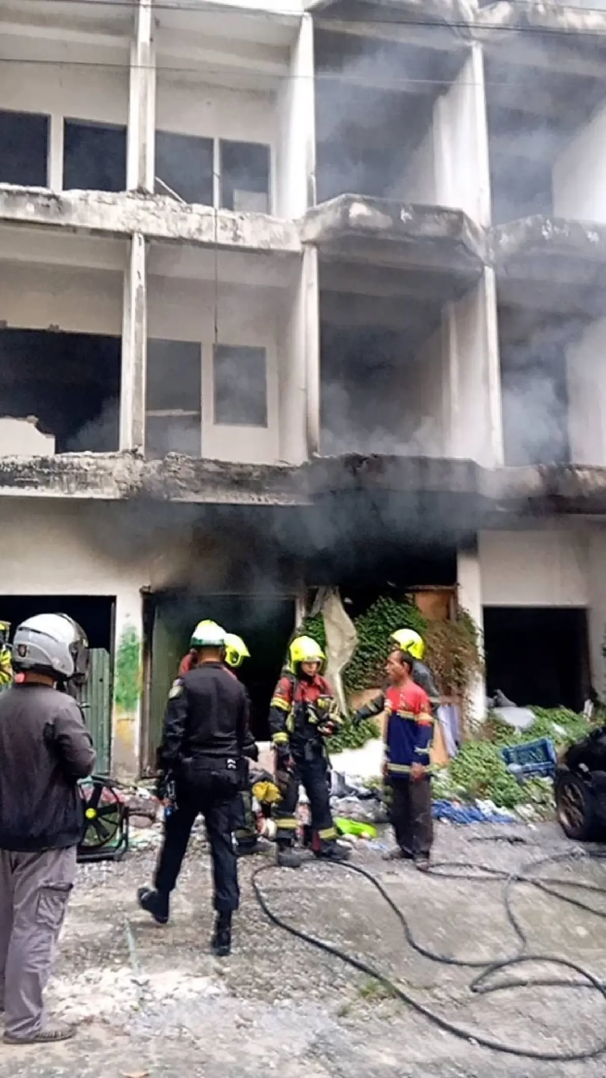 เกิดเหตุ ไฟไหม้อาคาร ซอยลาดพร้าว 87 กู้ภัย เร่งฉีดน้ำดับเพลิง