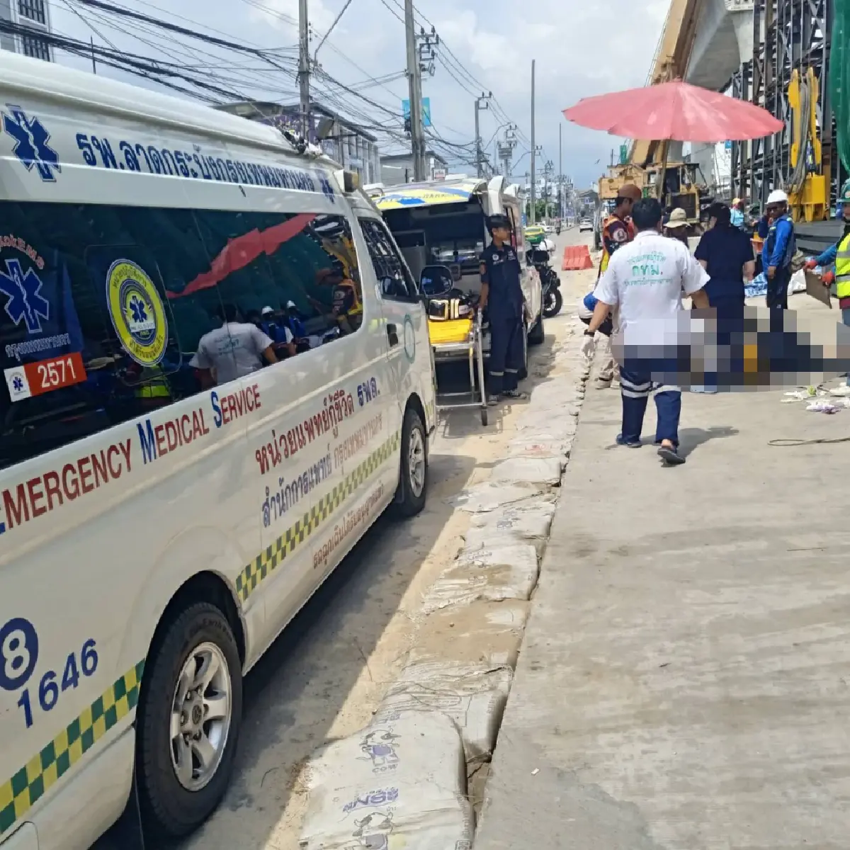 ด่วน คนงานตกสะพานทางยกระดับ อ่อนนุช-ลาดกระบัง เร่งนำตัวส่งรพ.