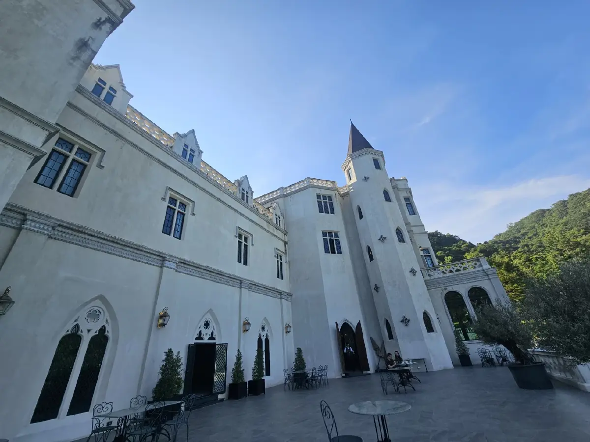 ‘Maison Mystique’ พระราชวัง แห่งจินตนาการ ท่ามกลางขุนเขา