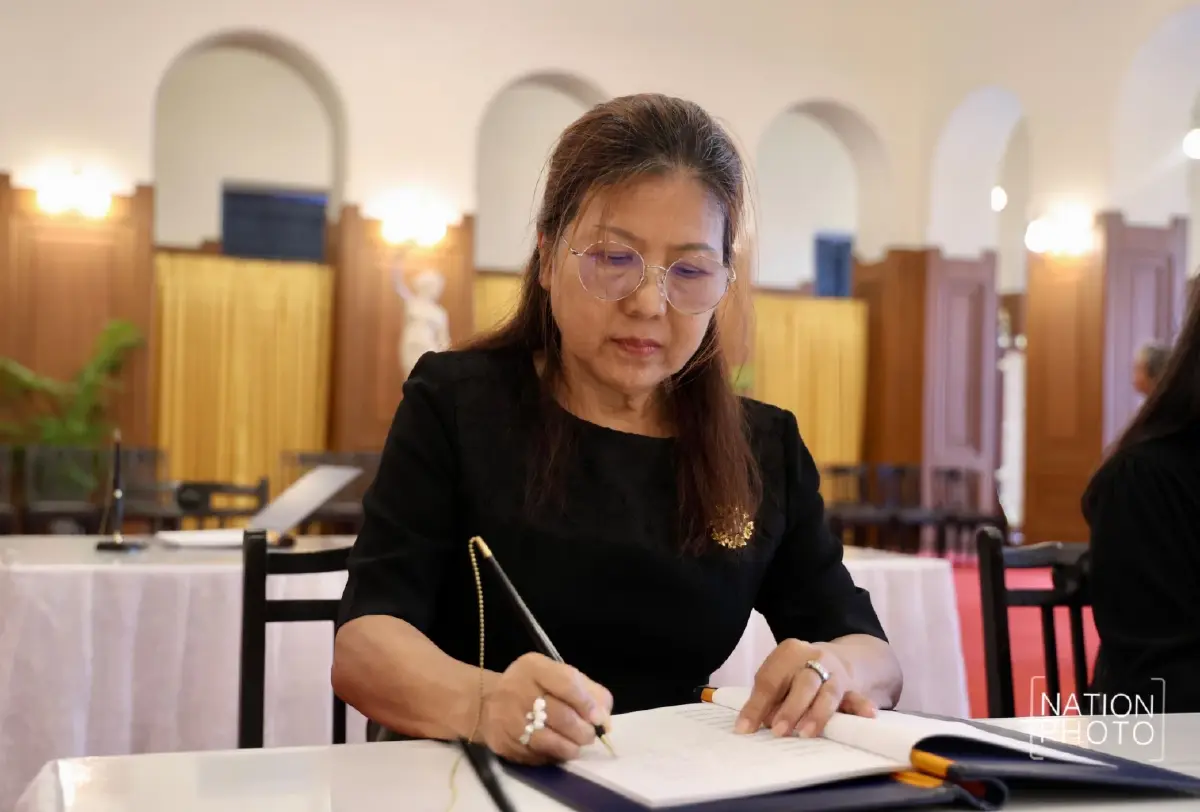 พสกนิกรหลั่งไหล สักการะพระฉายาลักษณ์ สมเด็จพระพันปีหลวง วันที่ 2