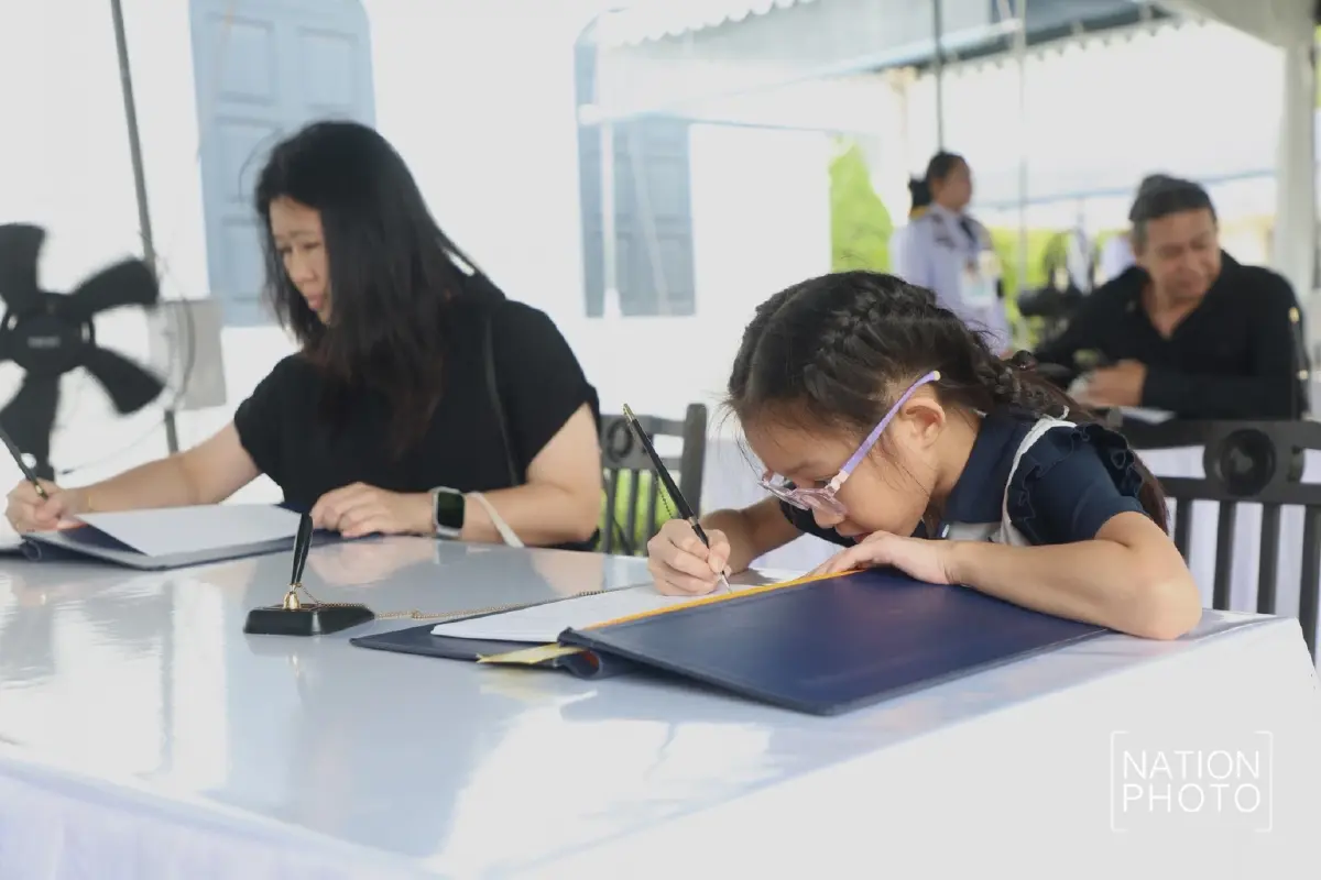 พสกนิกรหลั่งไหล ศาลาสหทัยสมาคม ถวายความอาลัย สมเด็จพระพันปีหลวง