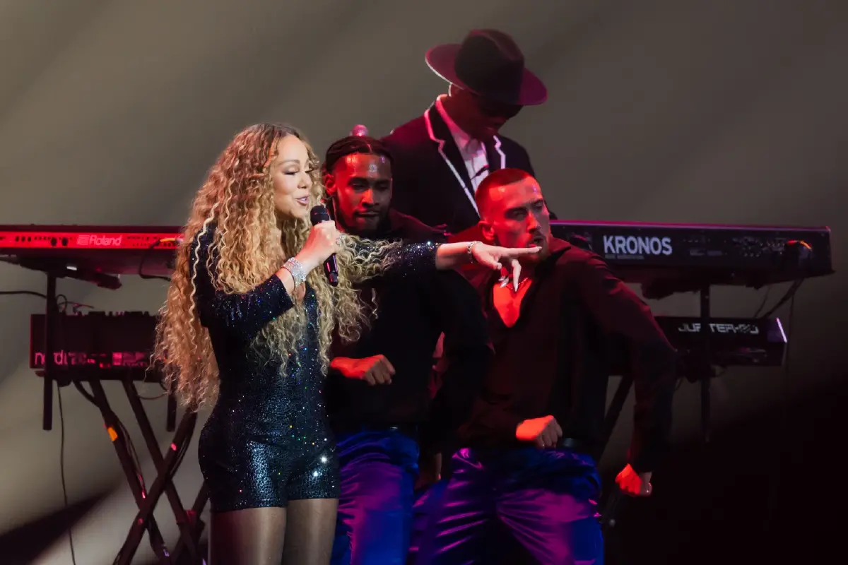 เจ้าฟ้าสิริวัณณวรีทรงออกแบบชุด มารายห์ แครี่ ขึ้นแสดงคอนเสิร์ต