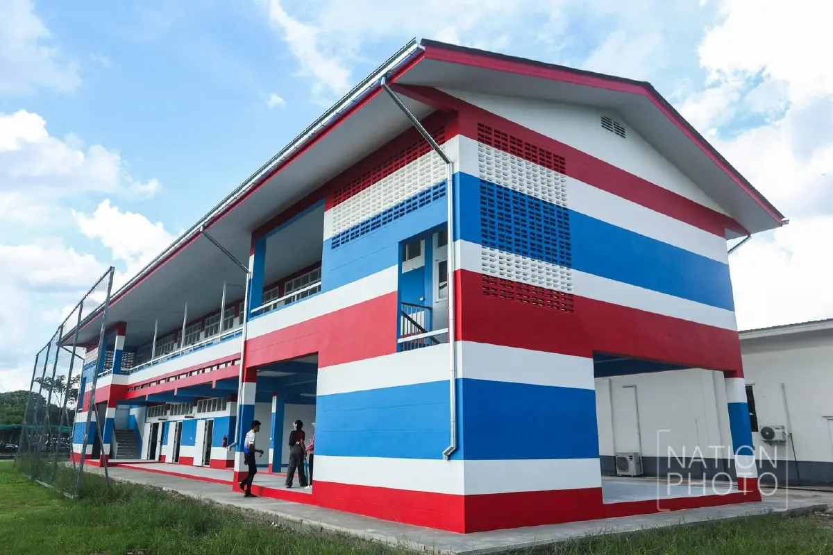 ทาสีด้วยหัวใจรักชาติ! ยลโฉมอาคารเรียนใหม่ โรงเรียนปราสาท จ.สุรินทร์