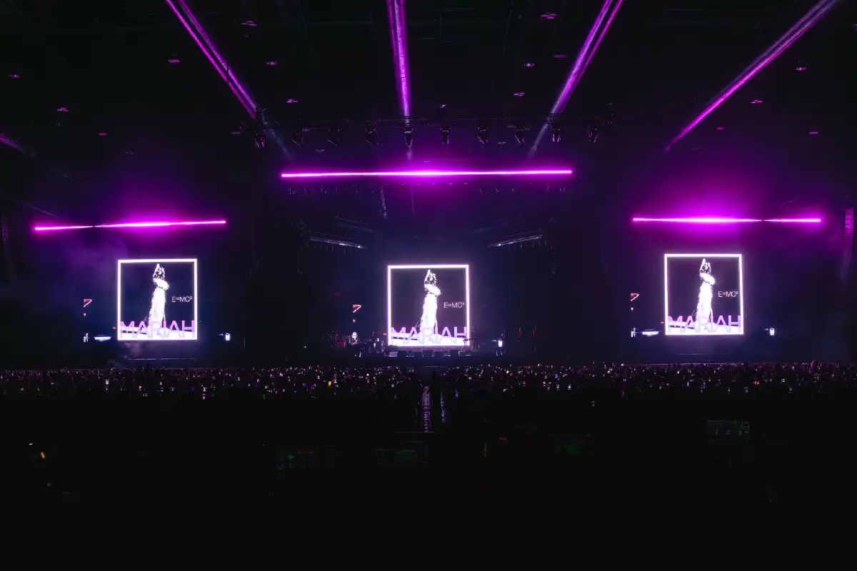 เจ้าฟ้าสิริวัณณวรีทรงออกแบบชุด มารายห์ แครี่ ขึ้นแสดงคอนเสิร์ต