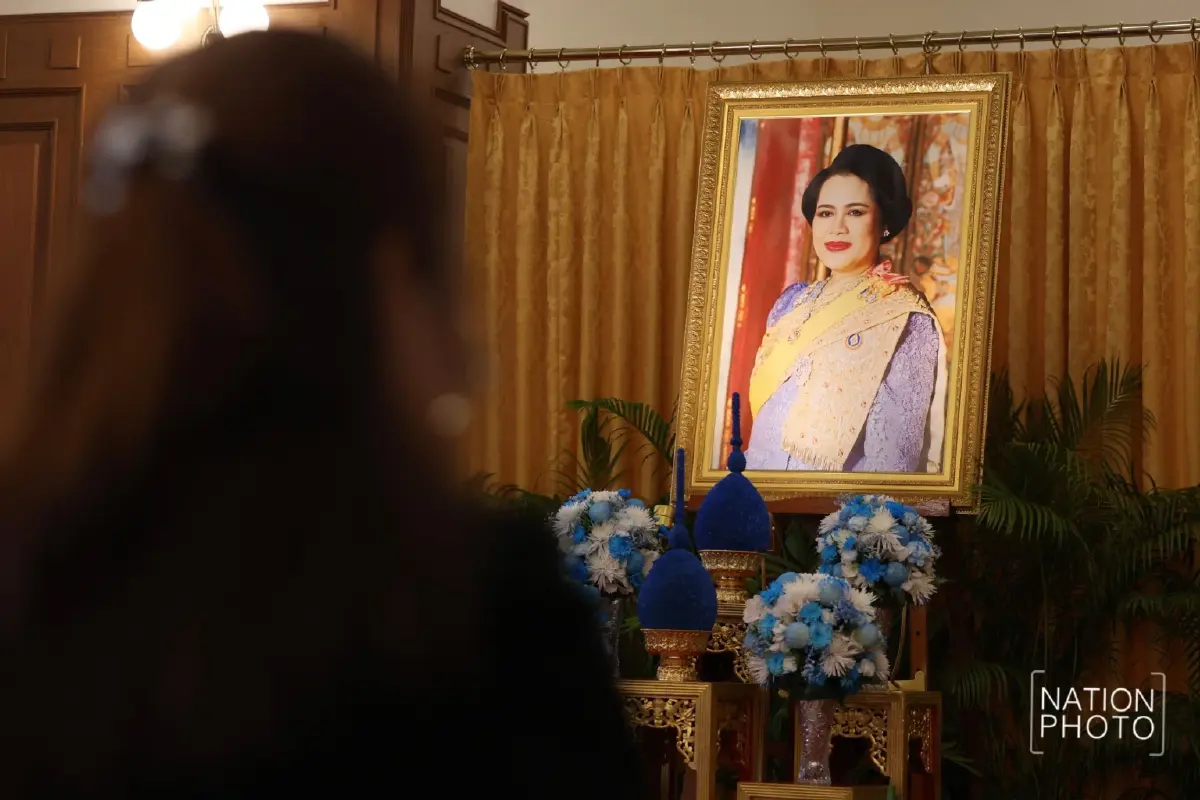 พสกนิกรหลั่งไหล สักการะพระฉายาลักษณ์ สมเด็จพระพันปีหลวง วันที่ 2