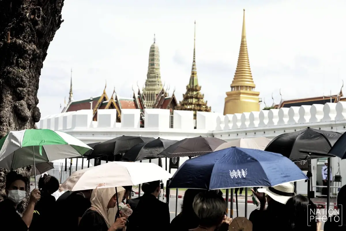 น้ำตาอาลัย! พสกนิกรเฝ้าฯ ขบวนพระบรมศพ สมเด็จพระพันปีหลวง สู่พระบรมมหาราชวัง