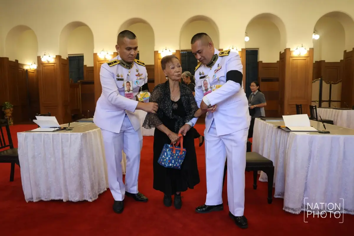 พสกนิกรหลั่งไหล สักการะพระฉายาลักษณ์ สมเด็จพระพันปีหลวง วันที่ 2