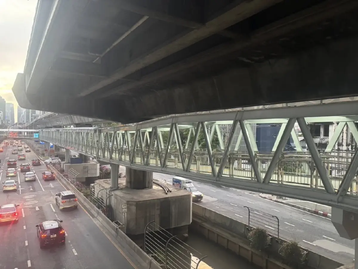 เปิดใช้แล้ว สกายวอล์ก สุรศักดิ์-กรุงเทพคริสเตียน แก้รถติดสาทร