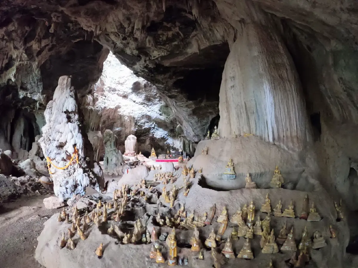 ถ้ำอะไร ...ขนาดไก่ยังหล่น