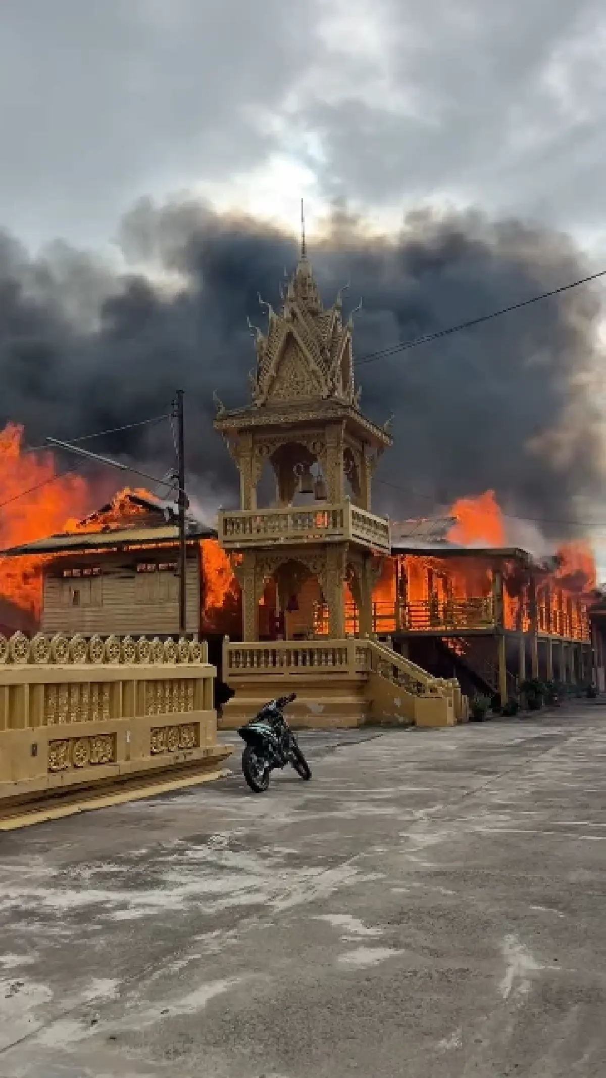 ระทึก ไฟไหม้วัดดัง ร้อยเอ็ด จนท.เร่งระดมฉีดน้ำควบคุมเพลิงไหม้