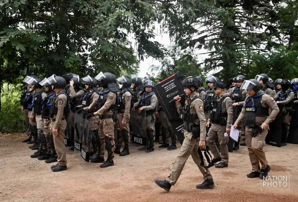 'วีระ' นำทีมเครื่องจักรเข้าพื้นที่ 'บ้านหนองจาน' ตำรวจตรึงกำลัง