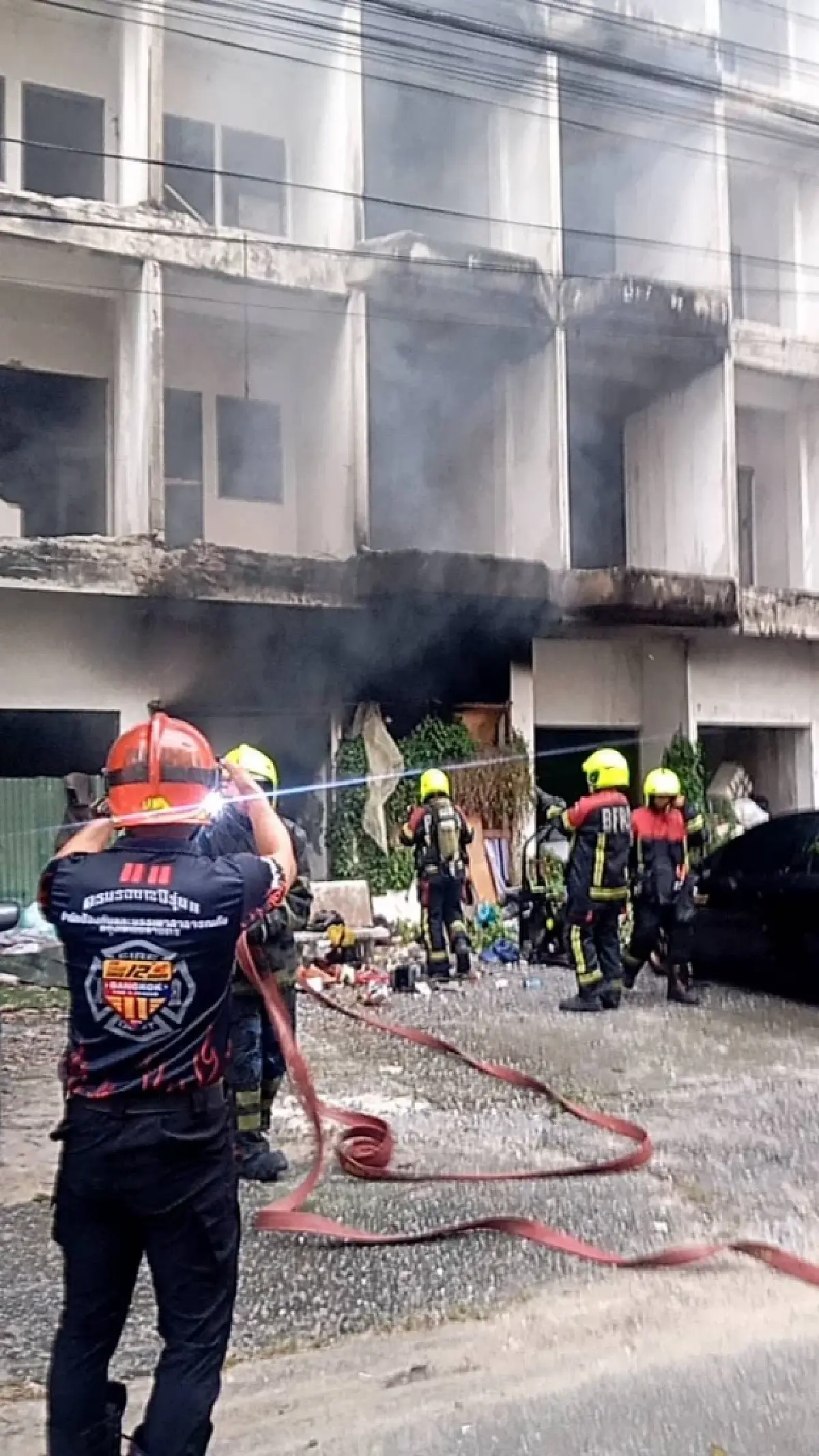 เกิดเหตุ ไฟไหม้อาคาร ซอยลาดพร้าว 87 กู้ภัย เร่งฉีดน้ำดับเพลิง