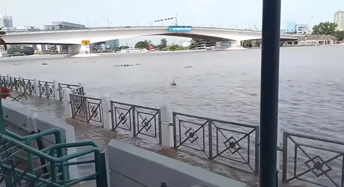 เฝ้าระวัง 'น้ำทะเลหนุนสูง' แม่น้ำเจ้าพระยาสูงมาก ล้นทางเดินแล้ว