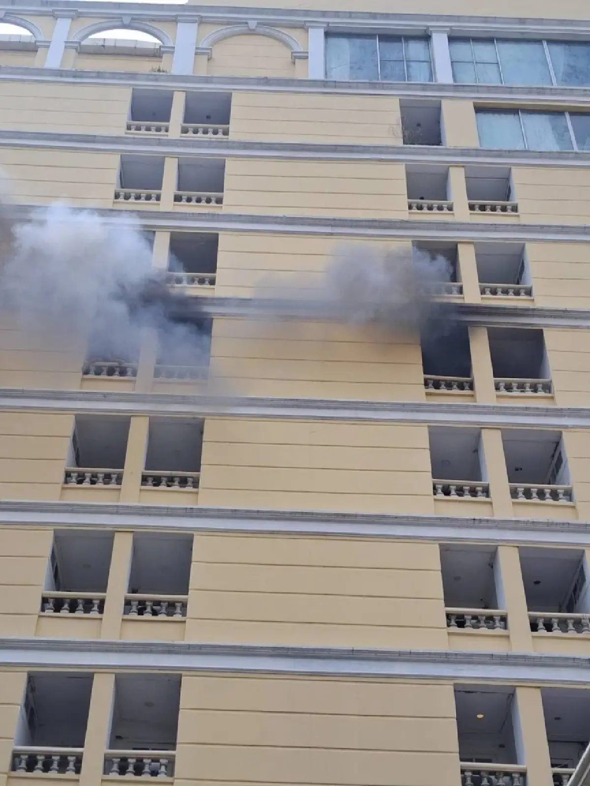 คืบหน้า ไฟไหม้โรงแรมดัง อุดมสุข 17 คนตกตึก เสียชีวิต เร่งดับเพลิง