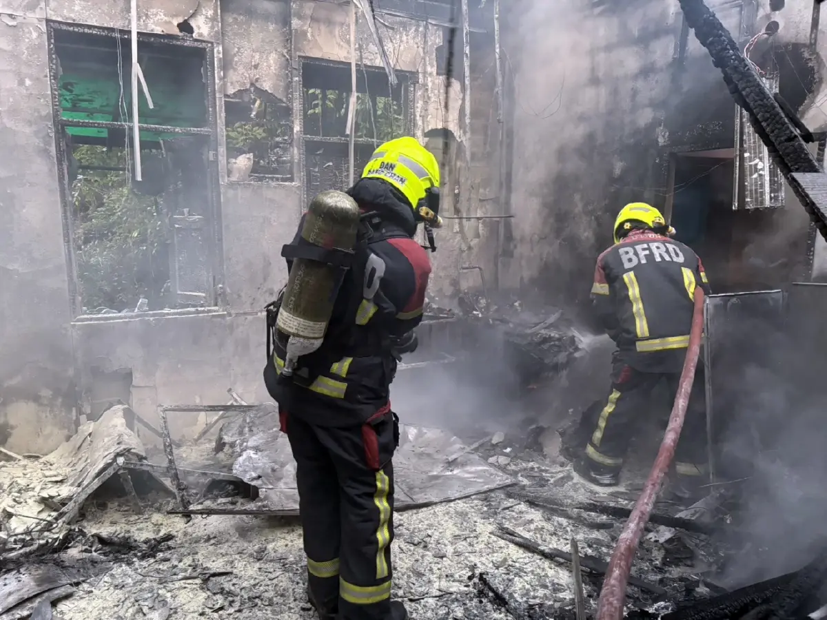 ไฟไหม้บ้านเรือนประชาชน โหมบ้านไม้เก่าวอดวาย ซอยเสรีไทย 20 กทม.