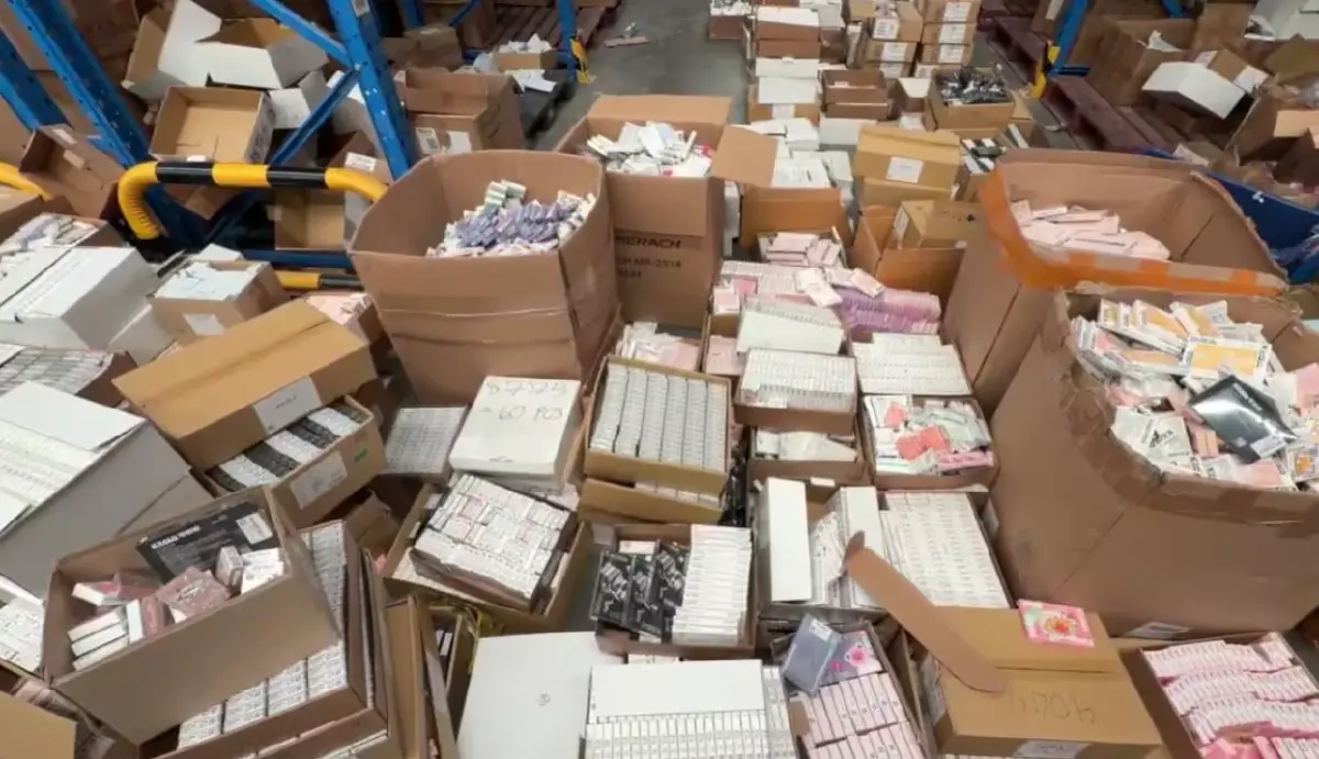 ปคบ.-อย. ทลายโกดัง Kilala! ยึดคอนแทคเลนส์เถื่อนกว่า 3.2 แสนชิ้น