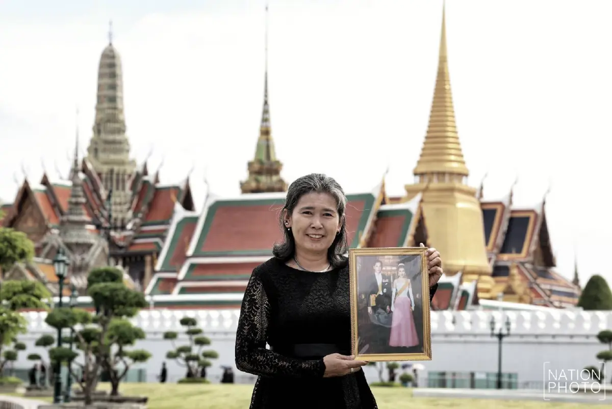 น้ำตาอาลัย! พสกนิกรเฝ้าฯ ขบวนพระบรมศพ สมเด็จพระพันปีหลวง สู่พระบรมมหาราชวัง