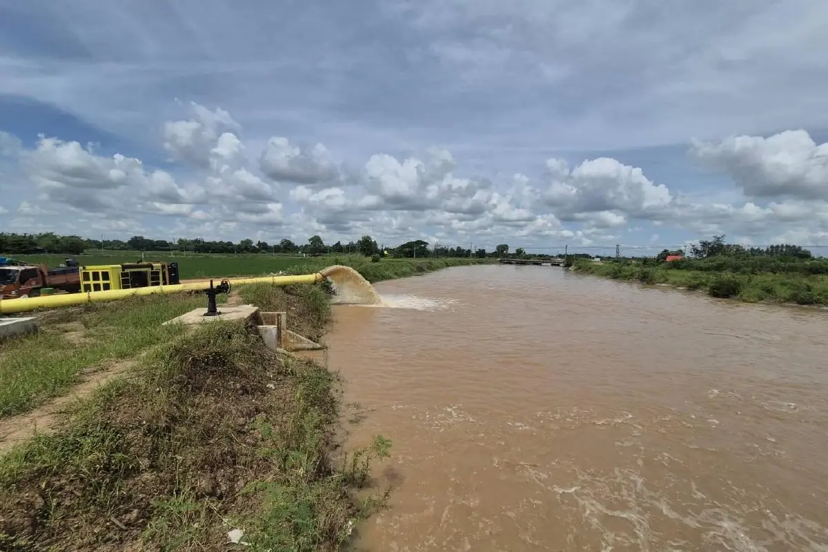 เปิดภาพ น้ำท่วมสุโขทัย 4 จุดวิกฤต เร่งเปิดทางน้ำ-เสริมแนวป้องกัน