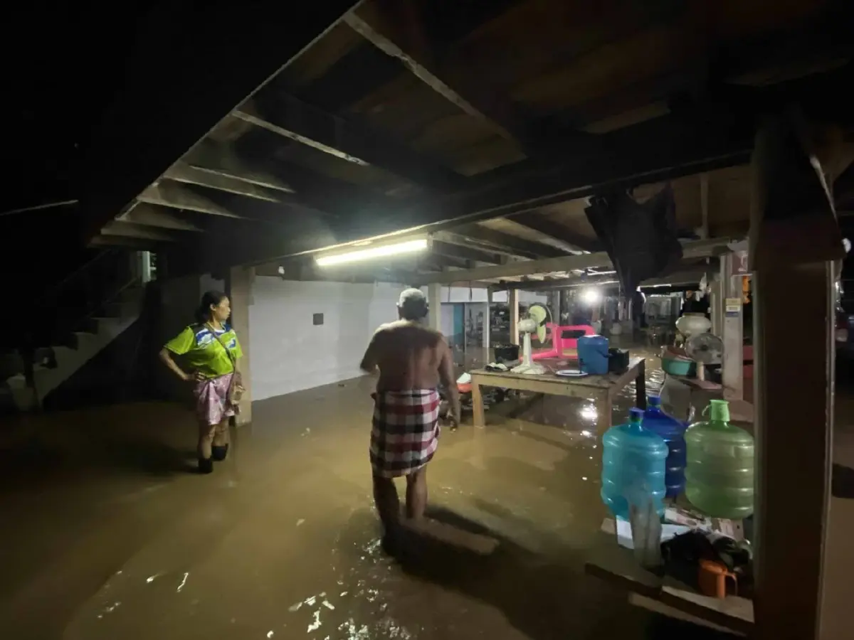 ฝนตกหนักพิษณุโลก น้ำป่าไหลหลาก ท่วมเนินมะปราง-ไฟดับ อ่วม 100 หลัง