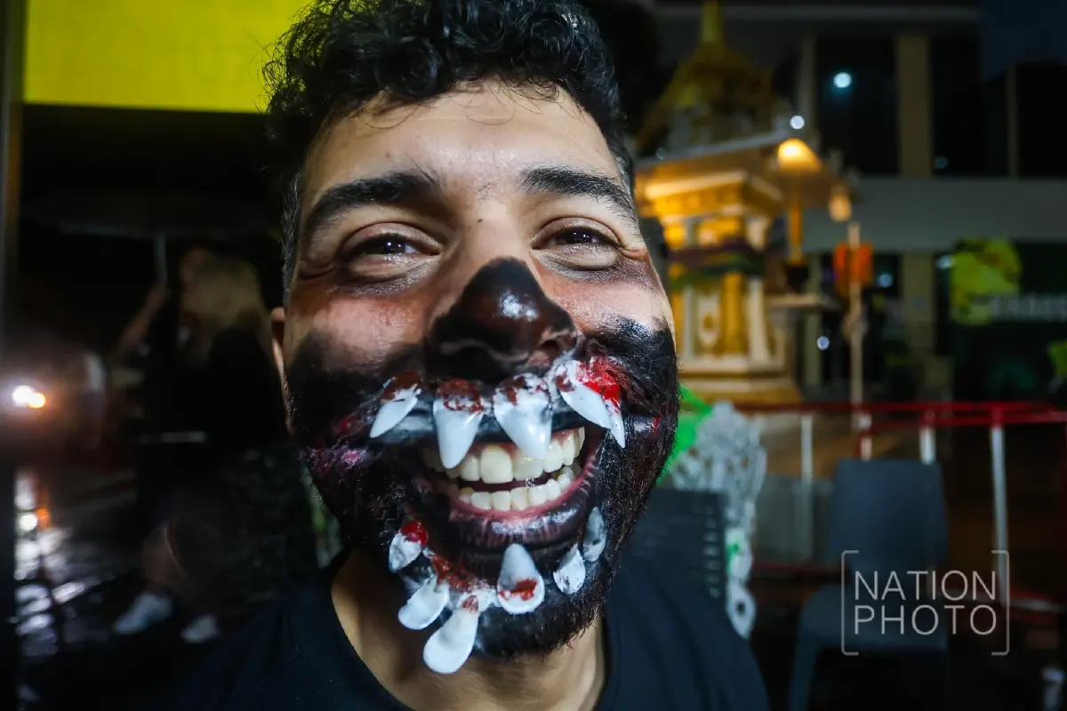 สุดหลอน ฮาโลวีนถนนข้าวสาร นักท่องเที่ยวคึกคัก แม้งดพาเหรด-ลดเสียงเพลง