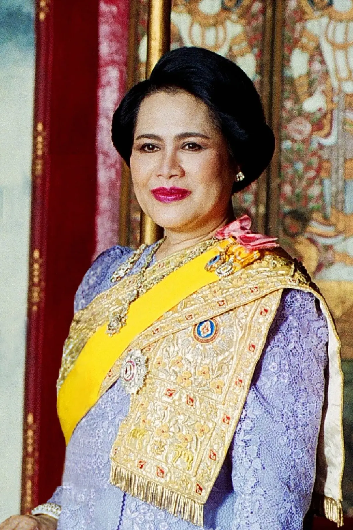 สะพักมหาจักรี ความสำคัญ "ฉลองพระองค์" ในพระฉายาลักษณ์สมเด็จพระพันปีหลวง