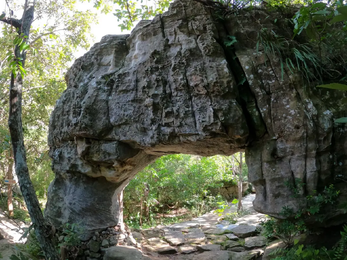ดินแดนสงบและความพิศวงทางธรณี... วัดเขาประตูชุมพล