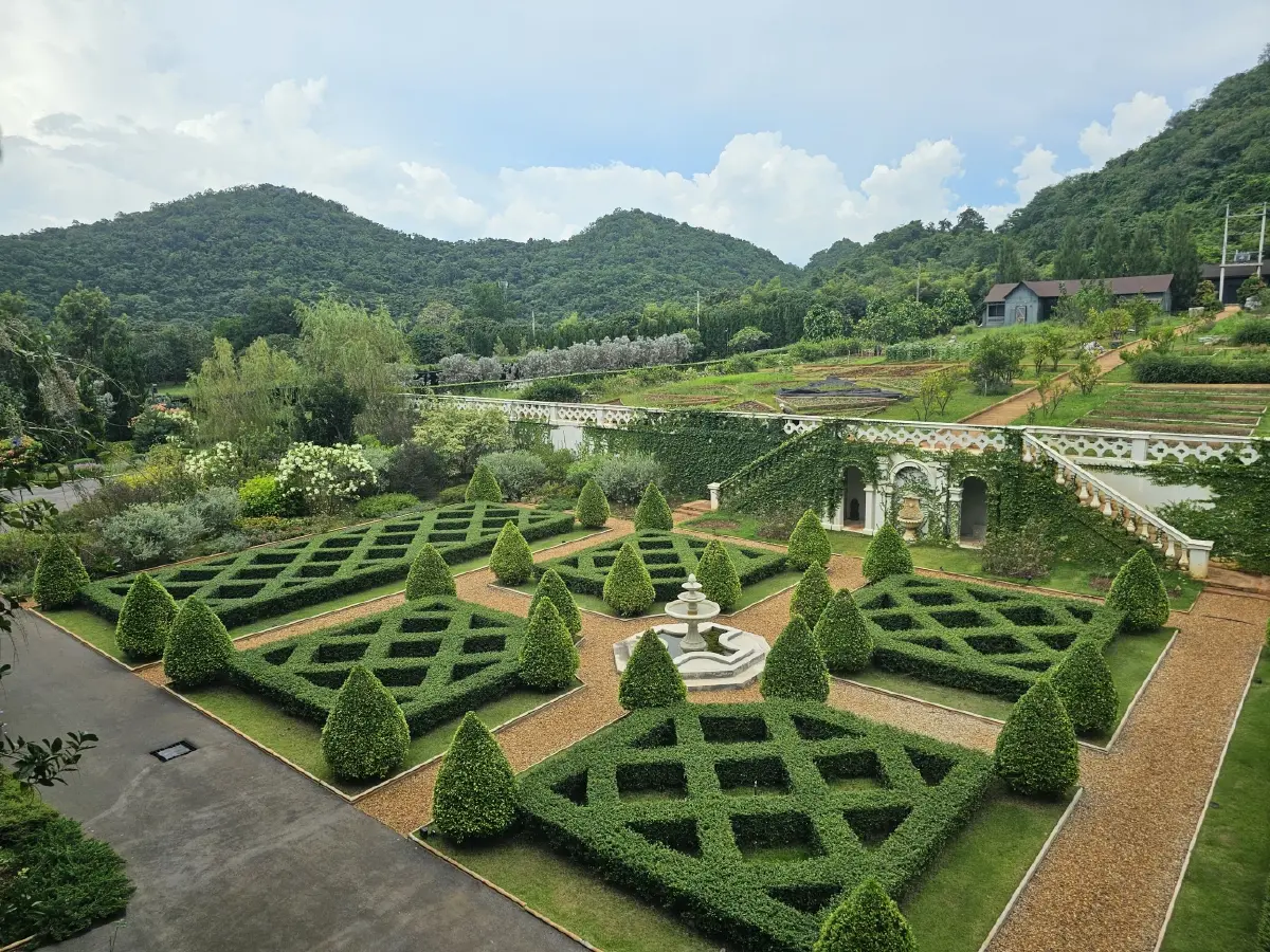 ‘Maison Mystique’ พระราชวัง แห่งจินตนาการ ท่ามกลางขุนเขา