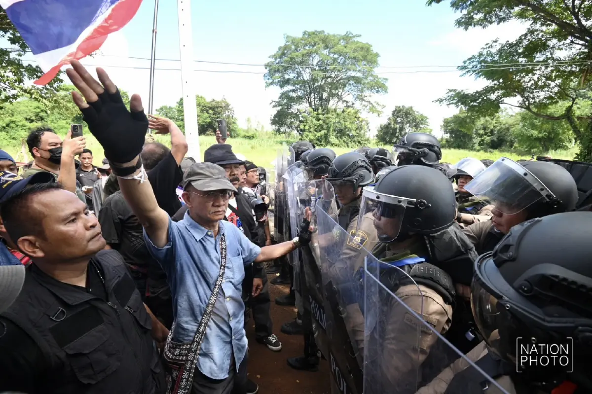 'วีระ' นำมวลชนฝ่าแนวกั้น 3 ชั้น ทวงคืนพื้นที่ไทย เจรจาก่อนปล่อยตัว