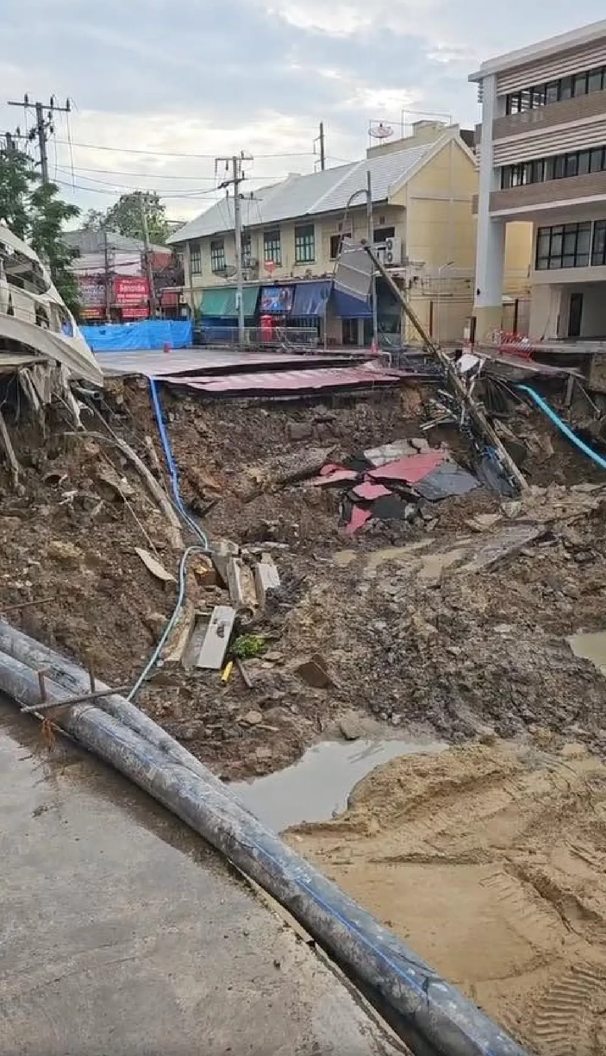 คืบหน้า ถนนทรุดตัว ถนนสามเสน หลังฝนตกลงมา คาดอีก 6 วันเปิดถนนปกติ