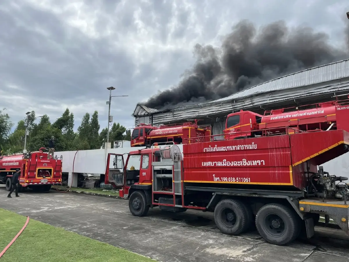 ด่วน ไฟไหม้โรงงานใหญ่ฉะเชิงเทรา โกดังเสียหายหนัก เร่งดับเพลิง