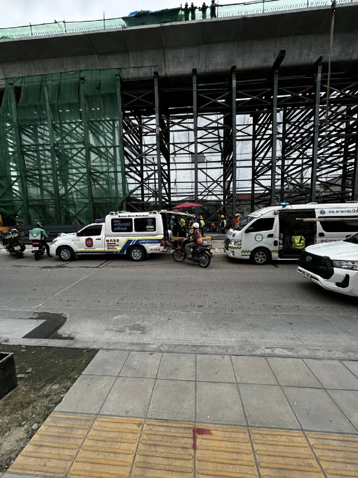 ด่วน คนงานตกสะพานทางยกระดับ อ่อนนุช-ลาดกระบัง เร่งนำตัวส่งรพ.