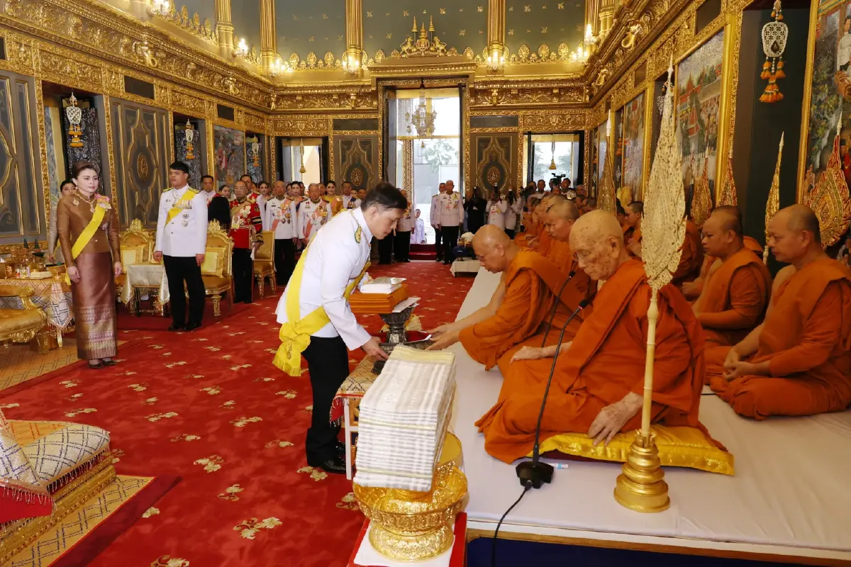 ในหลวง-พระราชินี เสด็จฯบำเพ็ญพระราชกุศลถวายผ้าพระกฐิน วัดราชบพิธฯ และวัดพระเชตุพนฯ