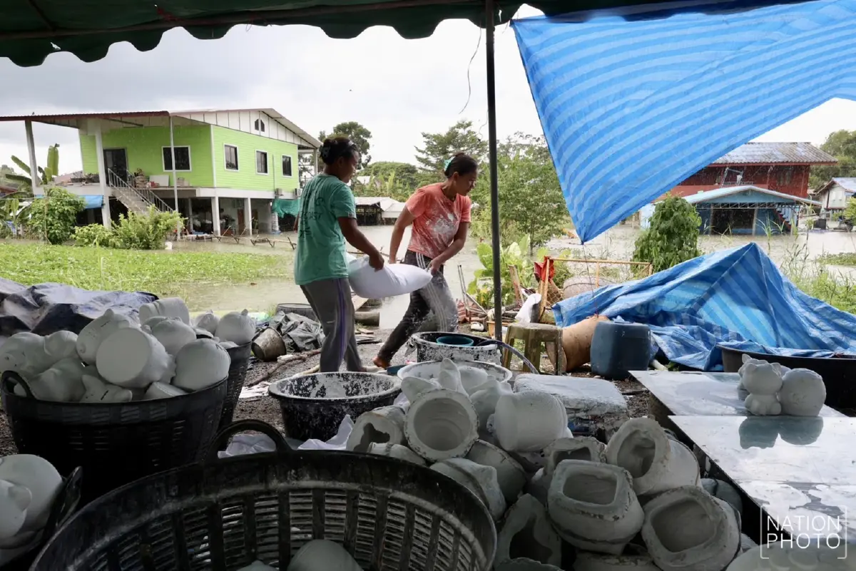 กระทบหนัก น้ำท่วม บ้านจิกสามร้อย จ.พิจิตร แหล่งผลิตกระปุกออมสินรายใหญ่