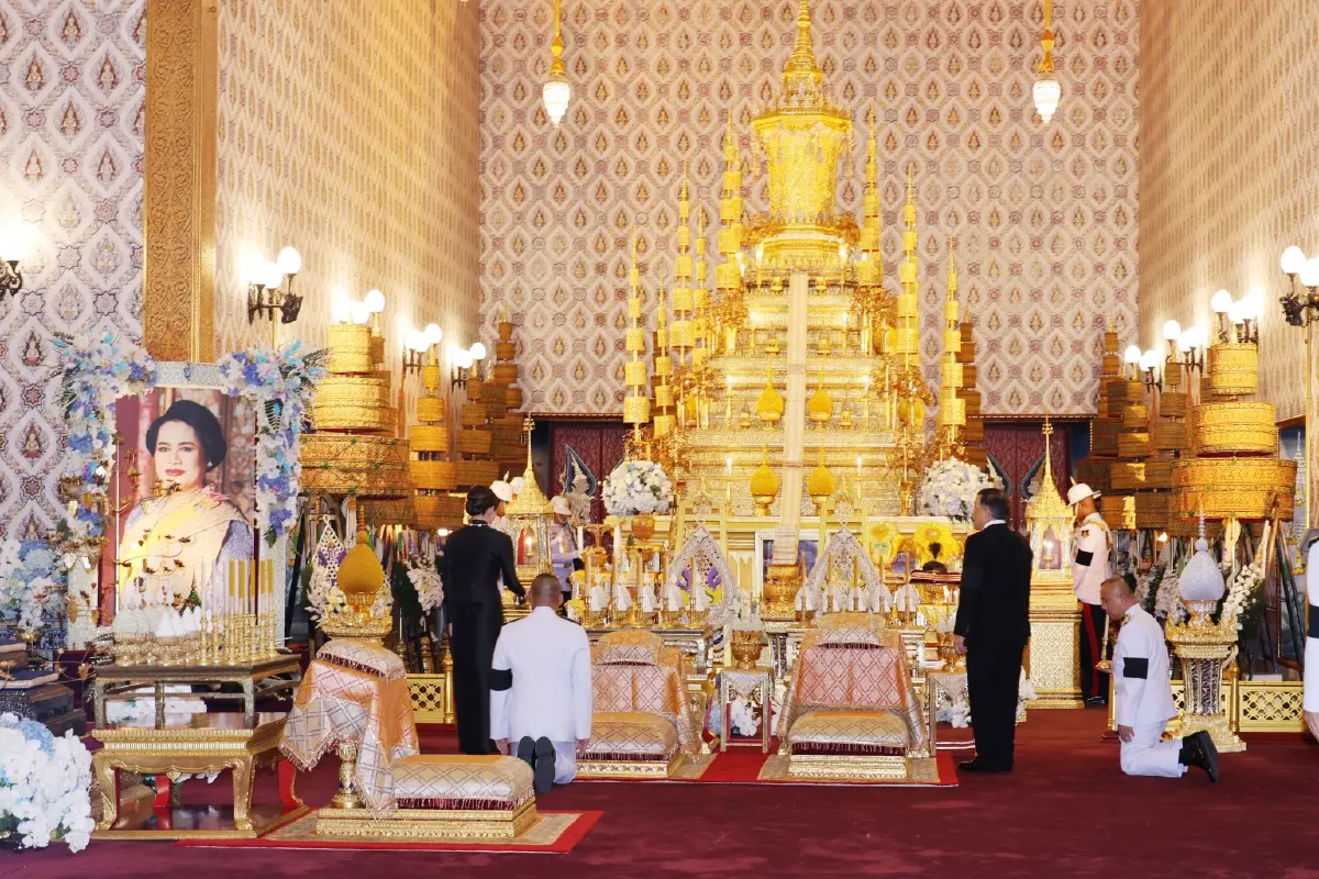 ในหลวง-พระราชินี เสด็จฯ ทรงบำเพ็ญพระราชกุศล ในการพระพิธีธรรมสวดพระอภิธรรมพระบรมศพฯ
