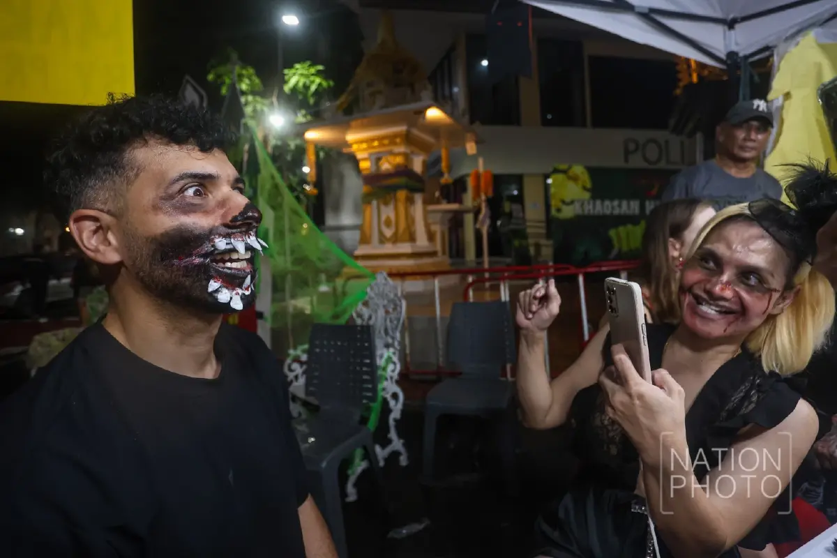สุดหลอน ฮาโลวีนถนนข้าวสาร นักท่องเที่ยวคึกคัก แม้งดพาเหรด-ลดเสียงเพลง