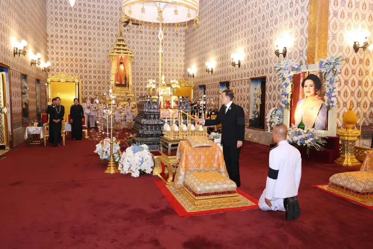 ในหลวง-พระราชินี เสด็จฯ ทรงบำเพ็ญพระราชกุศล ในการพระพิธีธรรมสวดพระอภิธรรมพระบรมศพฯ