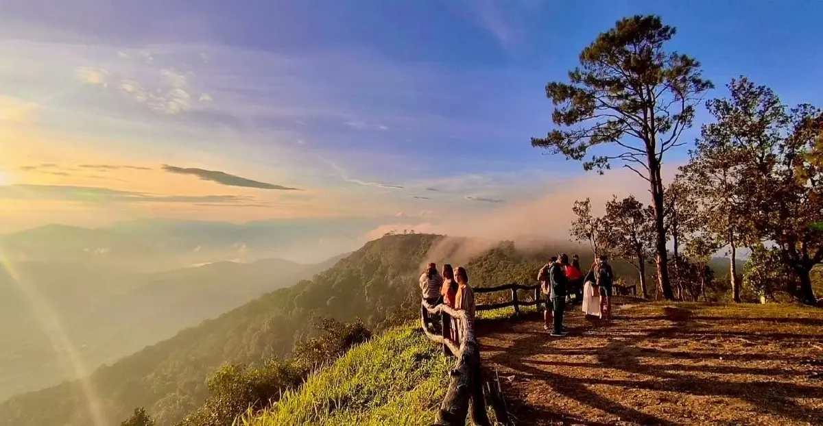 "ยอดภูเรือ" คึกคัก นักท่องเที่ยวแห่ชมแสงแรก ท่ามกลางอากาศหนาวเย็น