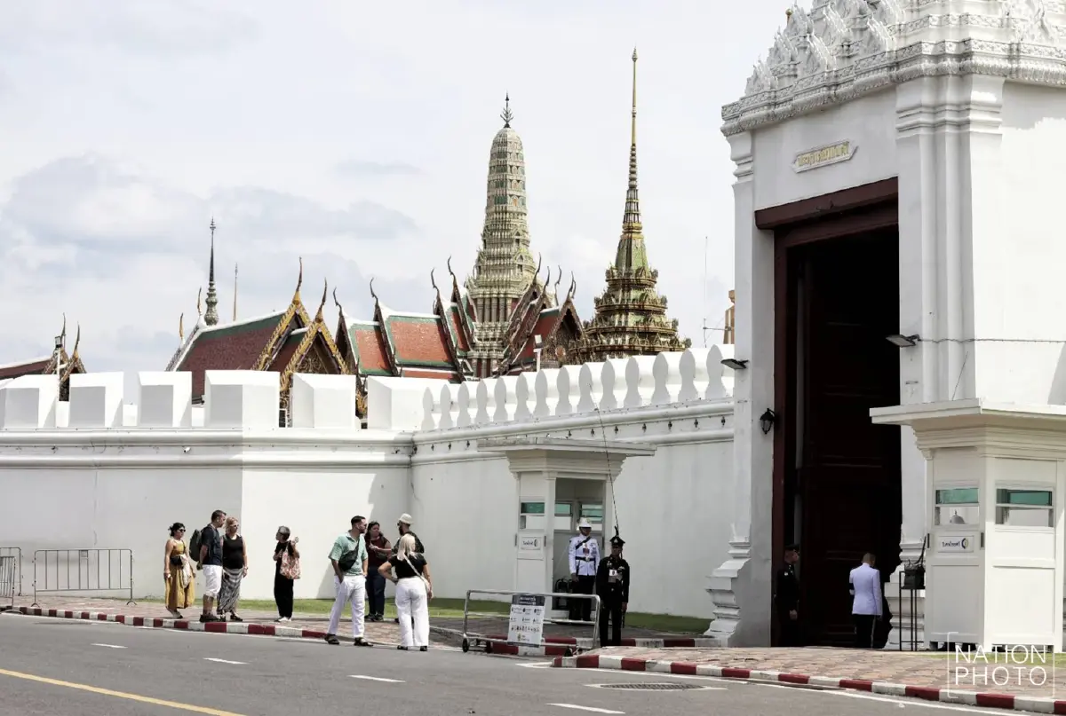 น้ำตาอาลัย! พสกนิกรเฝ้าฯ ขบวนพระบรมศพ สมเด็จพระพันปีหลวง สู่พระบรมมหาราชวัง